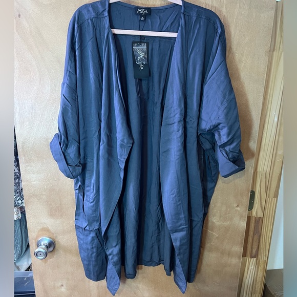 Lightweight Duster w/ Button Up Sleeves - Picture 3 of 5